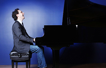 Shai Wosner playing piano